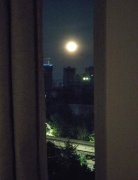 月色好美，看看窗外吧是