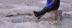 冬季冰钓方法，凿出冰洞